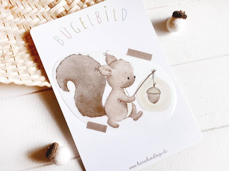 Zauberhaftes Bügelbild Eichhörnchen Mit Eichellaterne Zauberhaftes Bügelbild Eichhörnchen Mit Eichellaterne von Herzchendinge
