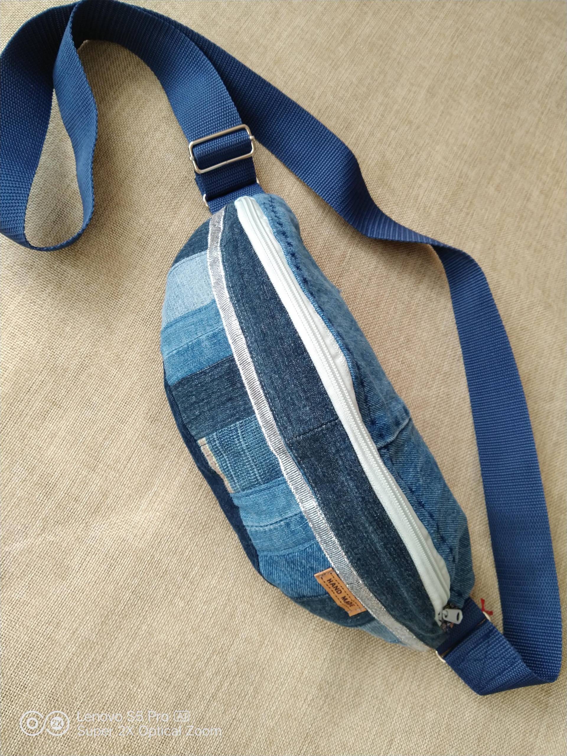 Gürteltasche, Bauchtasche, Crossbody Bag, Jeans, Blau, Upcycling, Handmade, Steckschnalle von Herzelea