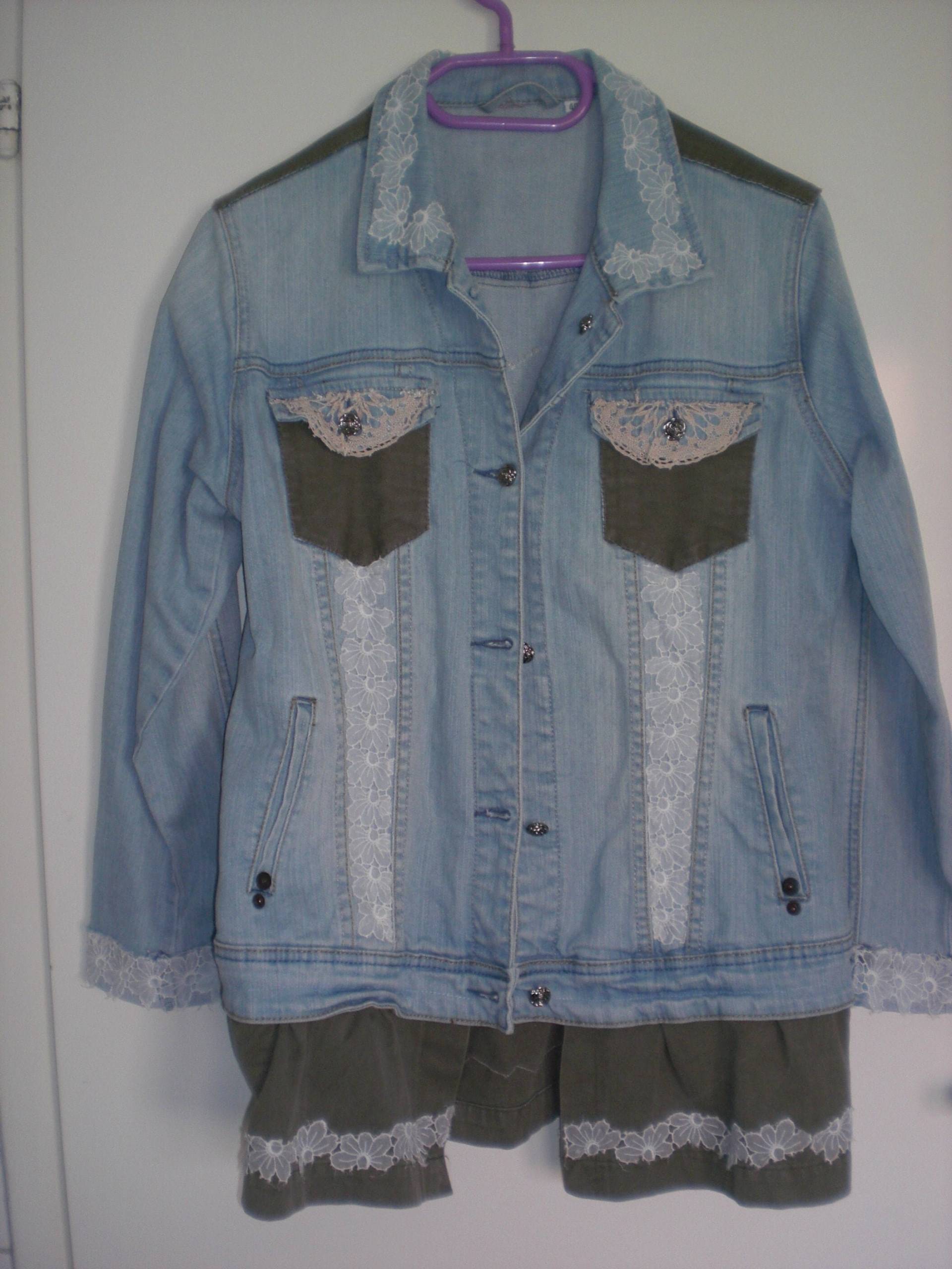 Unikat Aufwändig Von Hand Verschönerte Jeansjacke Gr. 40, Upcycling, Mit Spitze, Rosenknöpfe Unikat Aufwändig Von Hand Verschönerte Jeansjacke Gr. 40, Upcycling, Mit Spitze, Rosenknöpfe von Herzelea
