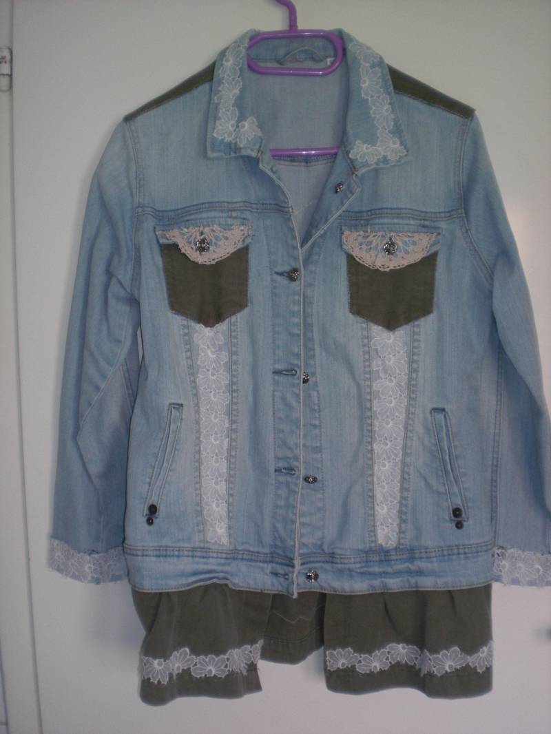 Unikat Aufwändig Von Hand Verschönerte Jeansjacke Gr. 40, Upcycling, Mit Spitze, Rosenknöpfe von Herzelea