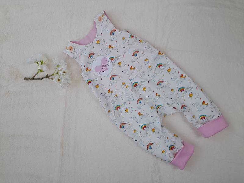 Babystrampler, Mit Wolken, Sonne Und Regenbogen Für Mädchen, Größe 62 Babystrampler, Mit Wolken, Sonne Und Regenbogen Für Mädchen, Größe 62 von Herzelnaht