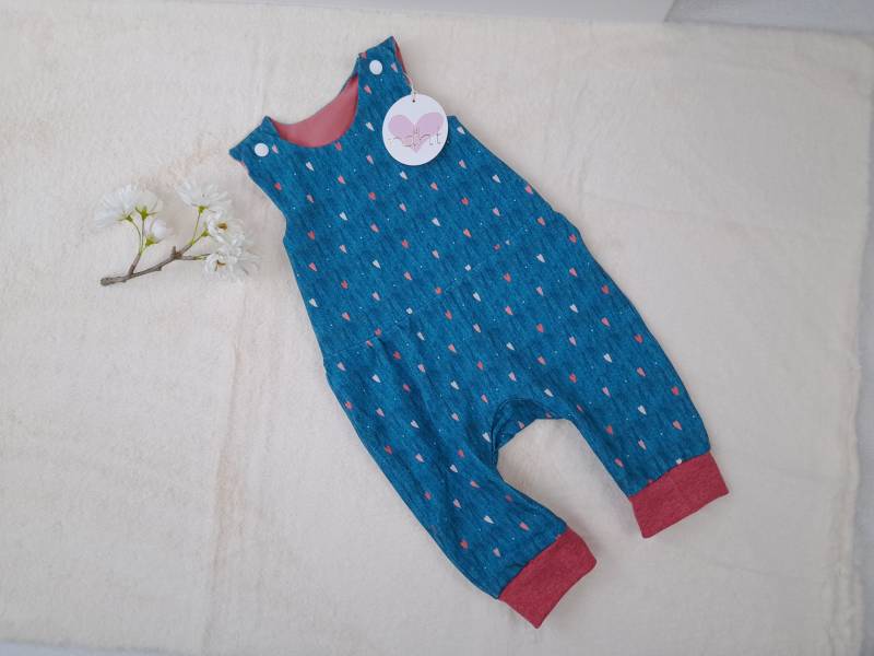 Babystrampler Blau Mit Herzchen Mädchen, Größe 62 von Herzelnaht