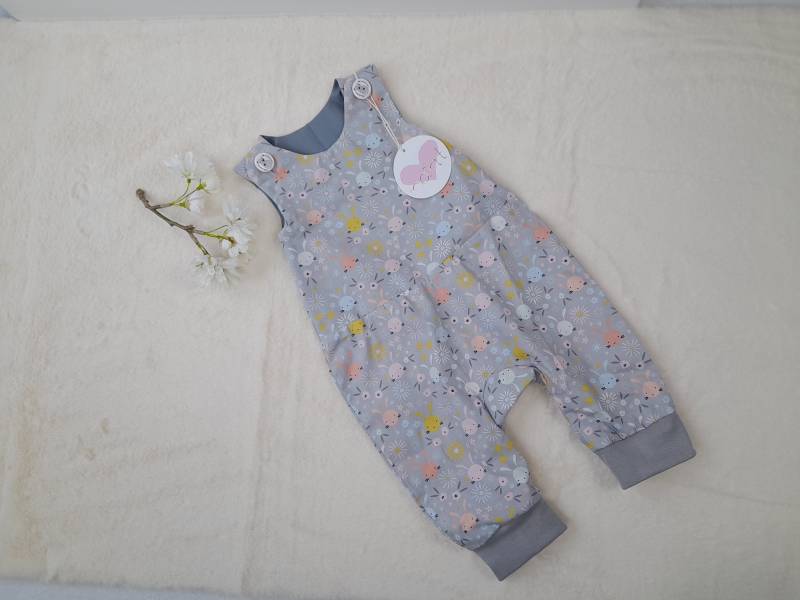 Babystrampler Grau Mit Süßen Häschen, Mädchen Größe 62 Babystrampler Grau Mit Süßen Häschen, Mädchen Größe 62 von Herzelnaht
