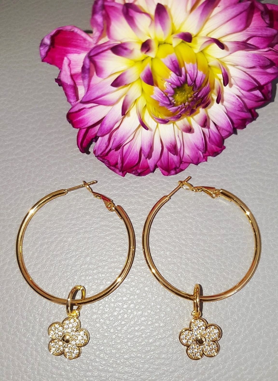1 Paarcreolen Edelstahl Vergoldet Mit Zirkonia Blumen Anhänger 16K Vergoldet, Ohrschmuck, Geschenkidee Damen, Valentinstagsgeschenk, Geburtstag 1 Paarcreolen Edelstahl Vergoldet Mit Zirkonia Blumen Anhänger 16K Vergoldet, Ohrschmuck, Geschenkidee Damen, Valentinstagsgeschenk, Geburtstag von HerzensAllerleiShop