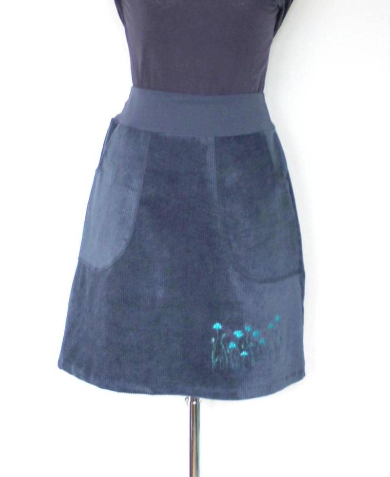 Hüftrock Breitcord Mit Taschen Dunkelblau, Leichte A-Form, Bestickt, Mini Bis Knielang von HerzensKleiderStoffe