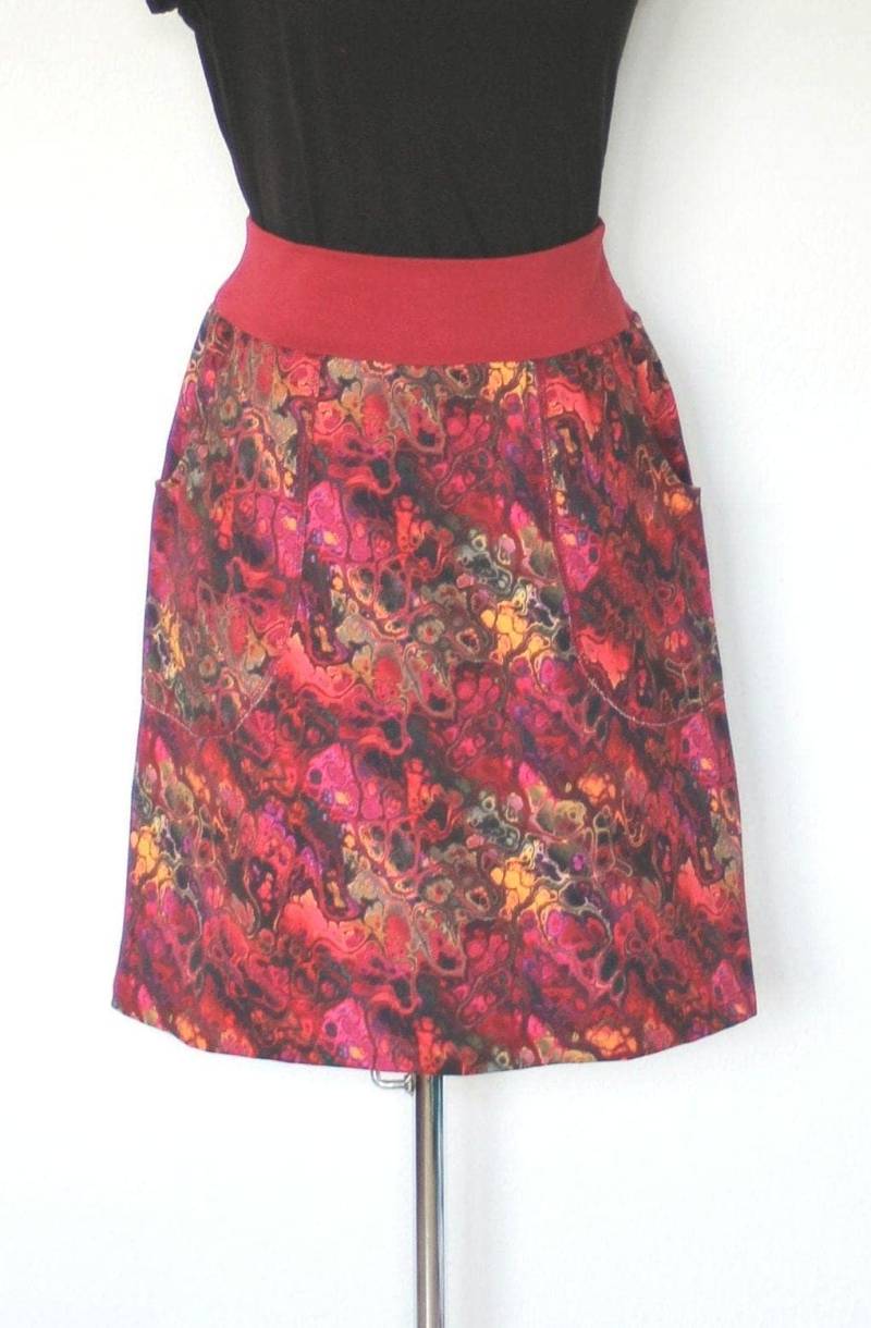 Jerseyrock A-Form Mit Taschen Ökotex-Baumwolljersey, Rottöne Aquarellmuster, Knielang von HerzensKleiderStoffe