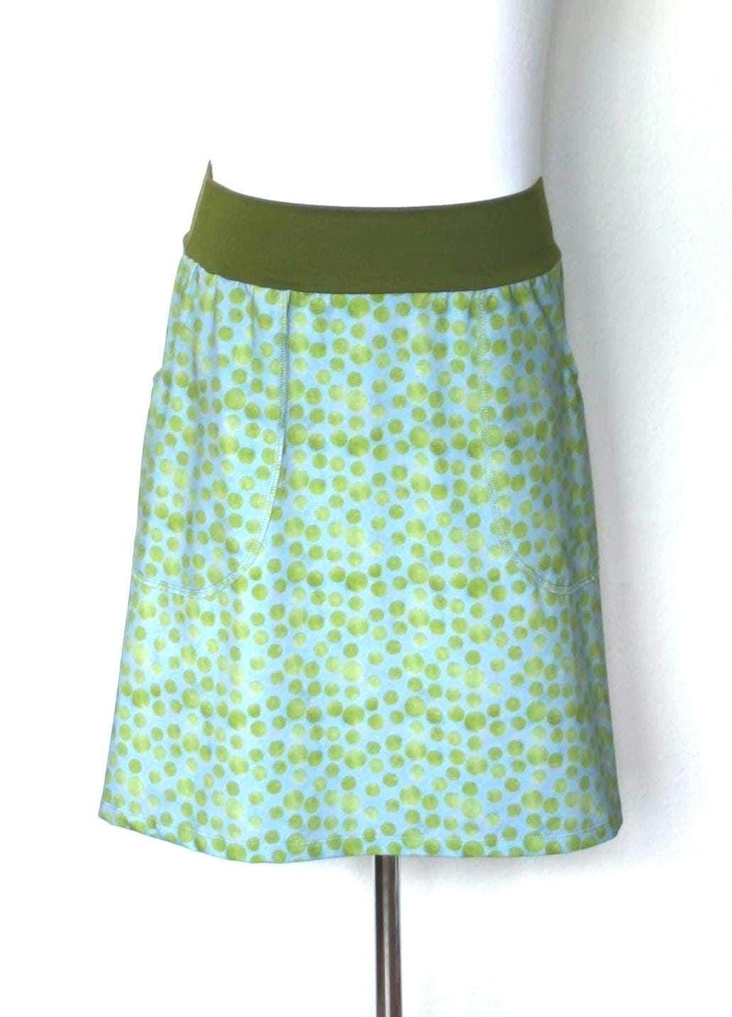 Jerseyrock Mit Taschen Aus Ökotex-Baumwolljersey Marmoriert Helles Rauchblau Moosgrünen Punten, Knielang, A-Form von HerzensKleiderStoffe