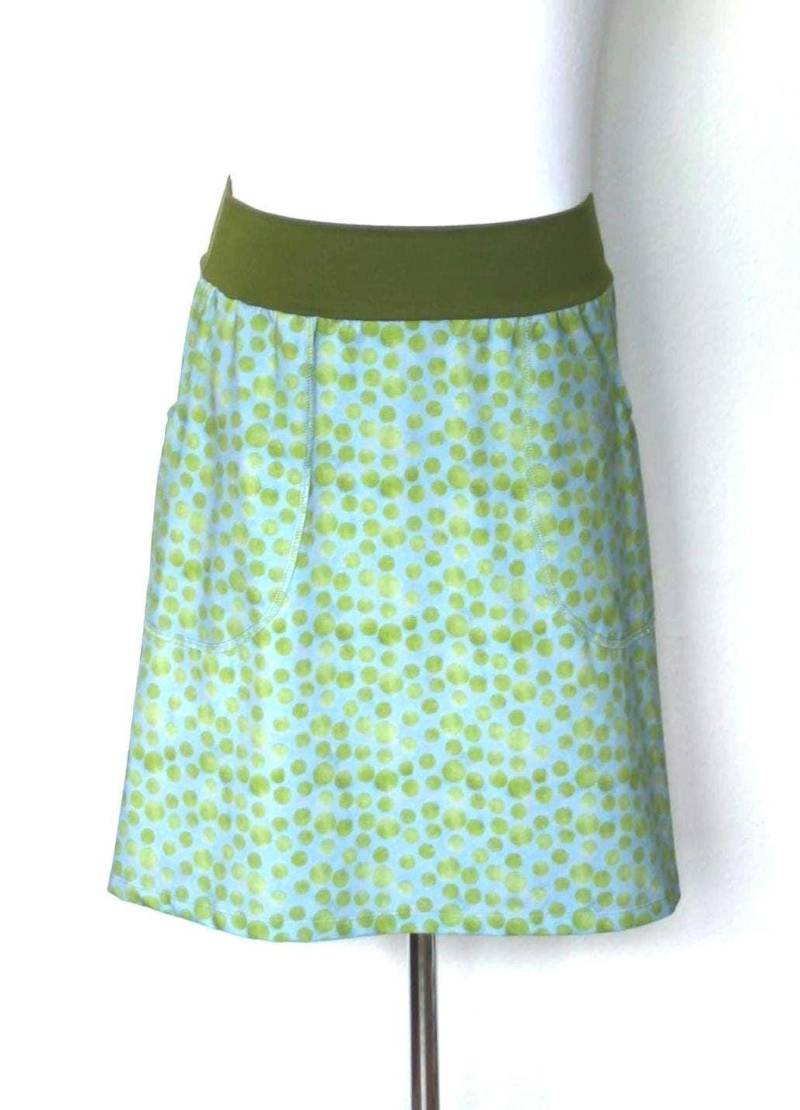 Jerseyrock Mit Taschen Aus Ökotex-Baumwolljersey Marmoriert Helles Rauchblau Moosgrünen Punten, Knielang, A-Form von HerzensKleiderStoffe