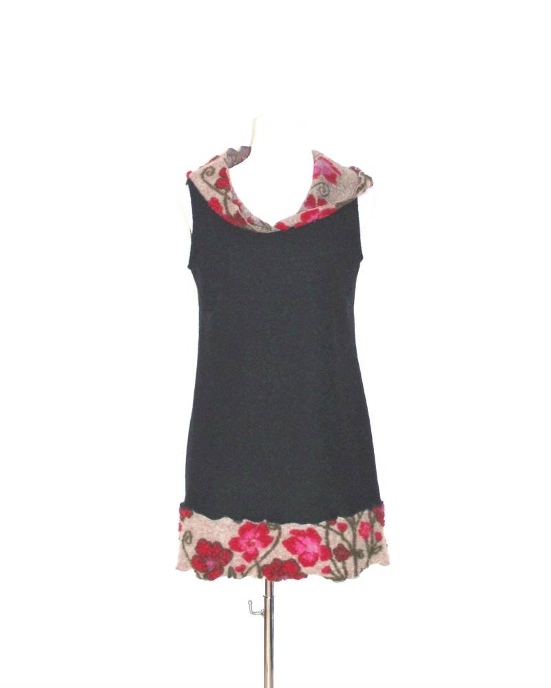 Kapuzentunika /-Kleid Wollwalk Schwarz, Ärmellos, Kapuze & Borte Beige Mit Blumen Rot/Rosa von HerzensKleiderStoffe