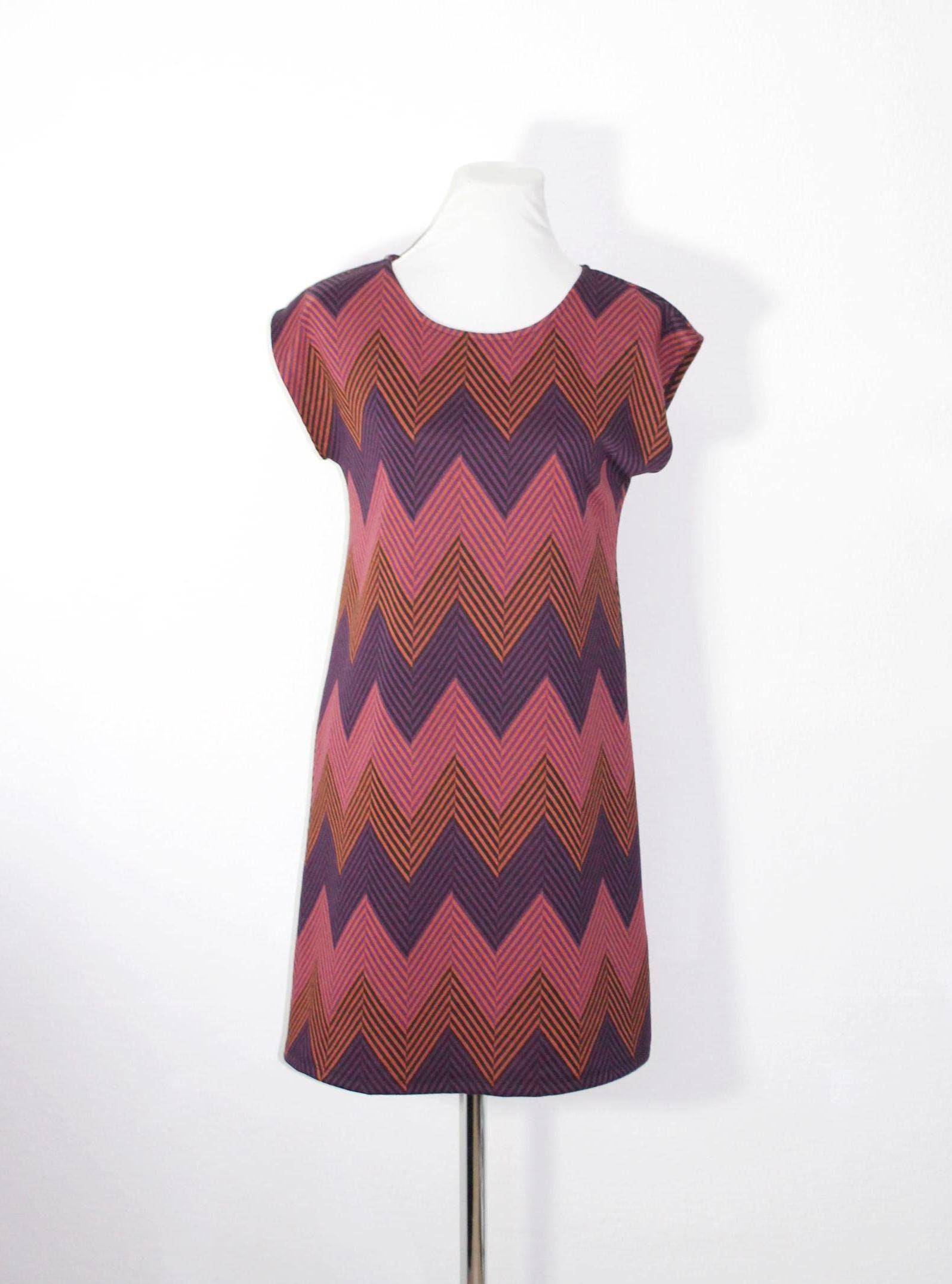 Kleid Strick-Jersey, Jacquard, Zackenmuster, Nicht Ganz Knielang, Überschnittene Ärmel, Lila/Nougat/Rosa/Schwarz 60Ties Stil von HerzensKleiderStoffe