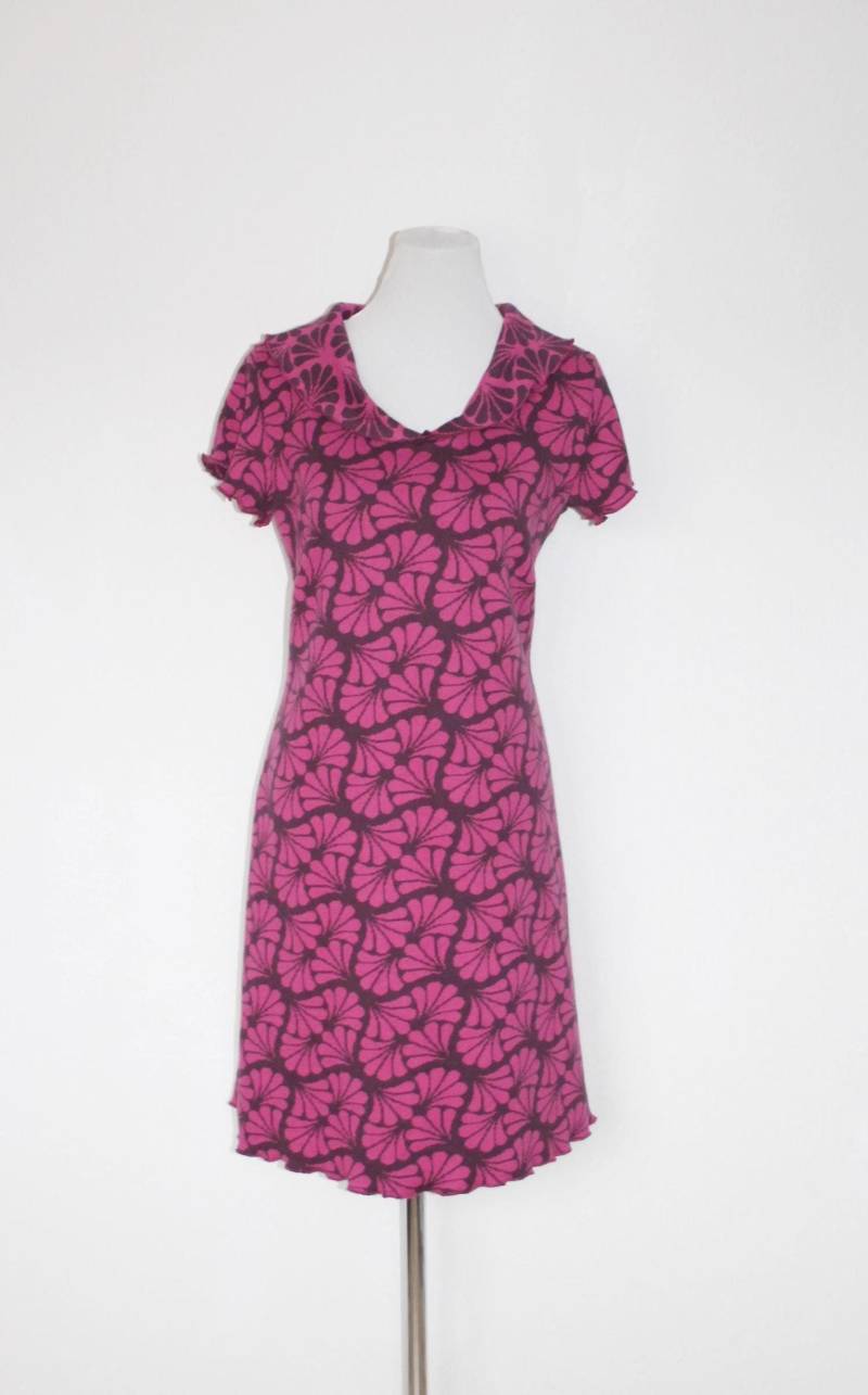Kleid Strickjacquard Bio - Baumwolle Lila/Dunkelrosa Muster Abstrakte Blumen, Mit Kragen, Kurze Ärmelchen, Zweifarbig, Knielang, Lagenlook von HerzensKleiderStoffe