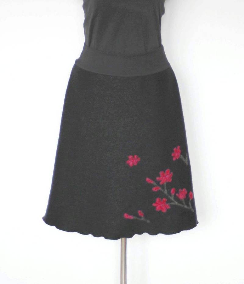 Knielanger Rock A-Form Wolle Schwarz Mit Blumenapplikation Rot/Pink von HerzensKleiderStoffe