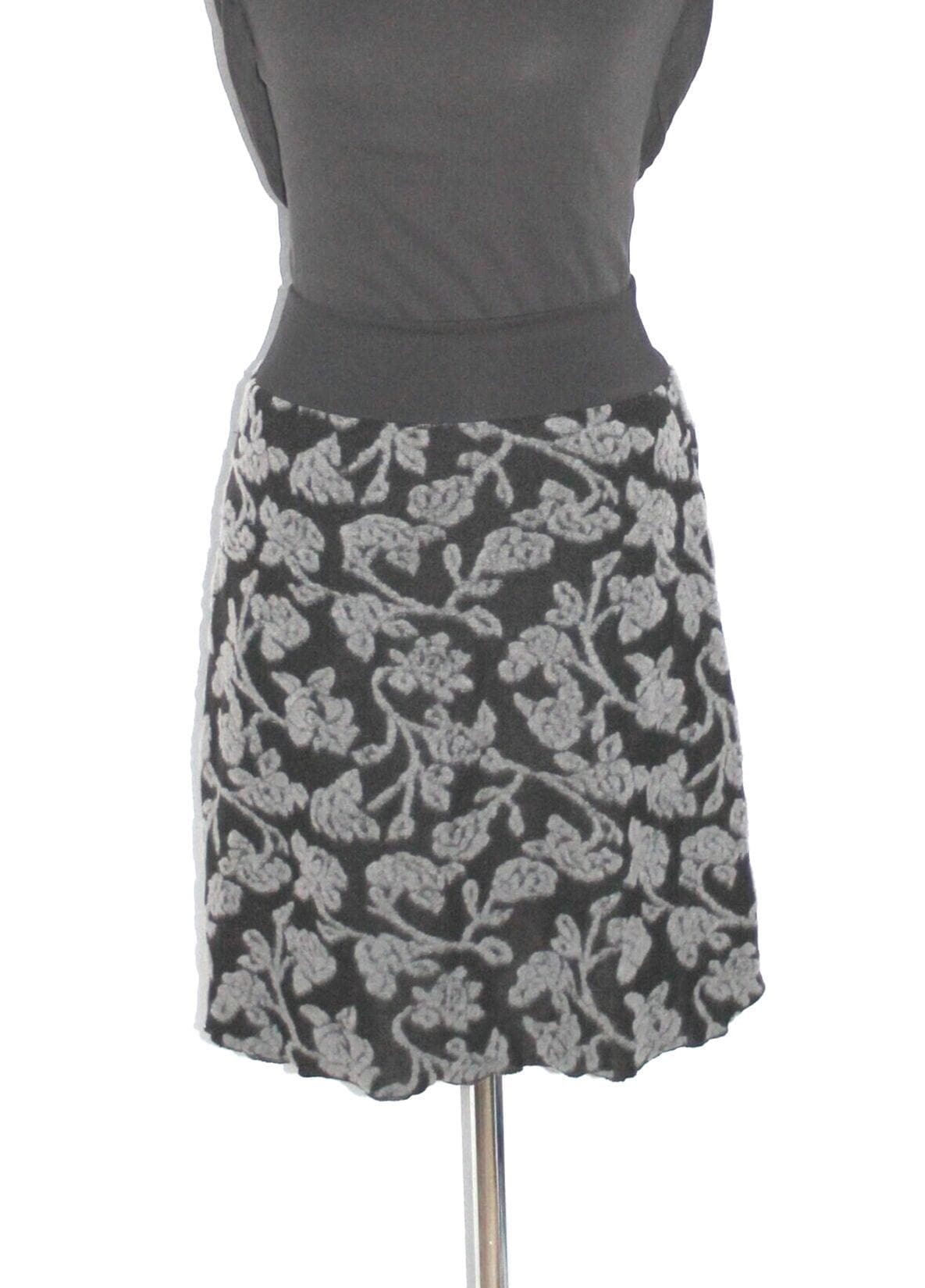 Knielanger Rock Viskose-strickjersey Schwarz Mit Grauen Wolleblumen/-Ranken von HerzensKleiderStoffe