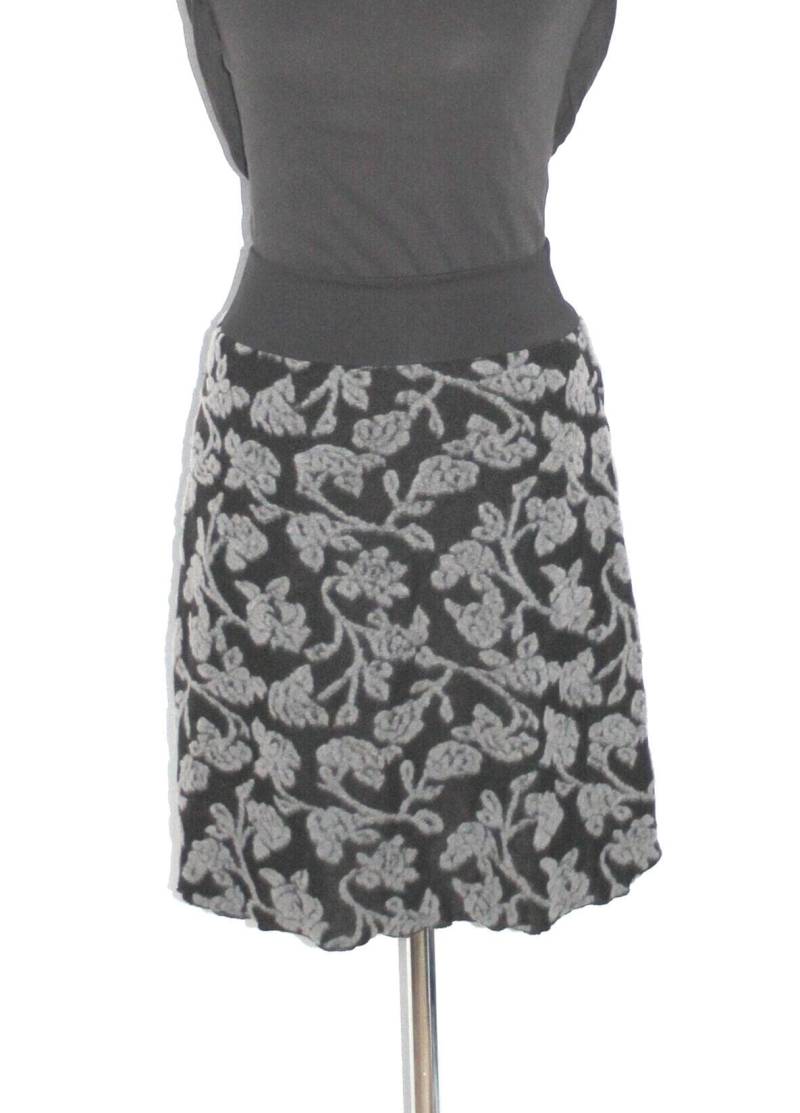 Knielanger Rock Viskose-strickjersey Schwarz Mit Grauen Wolleblumen/-Ranken von HerzensKleiderStoffe