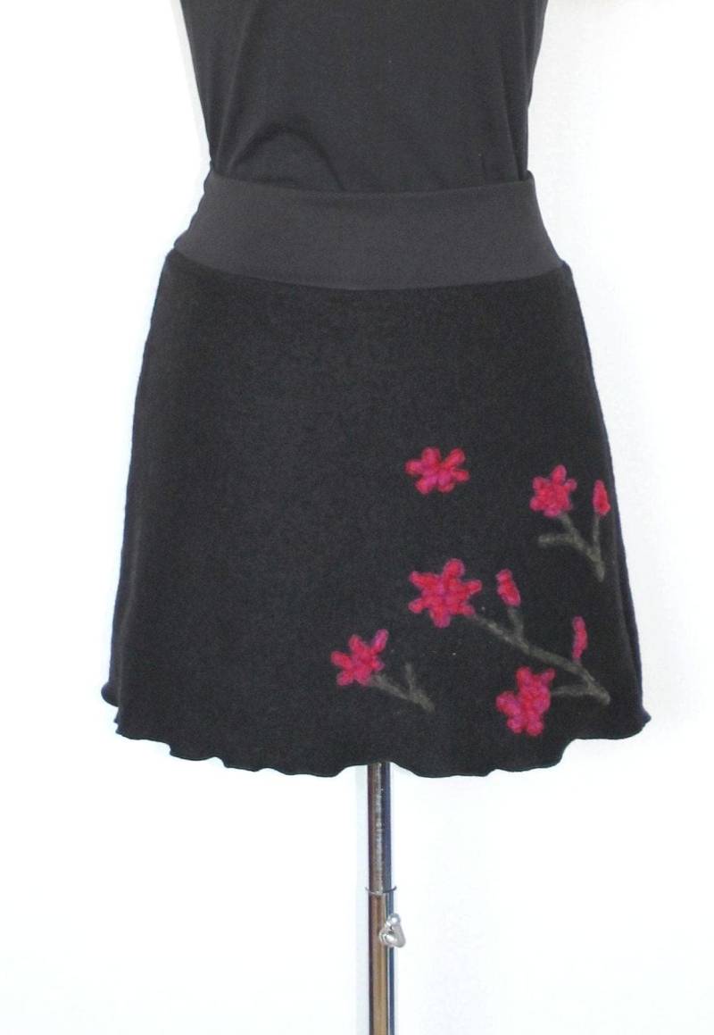 Kurz-Rock/Minirock Wolle Schwarz Mit Blumenapplikation Pinkrot, Nierenwärmer, Cacheur von HerzensKleiderStoffe