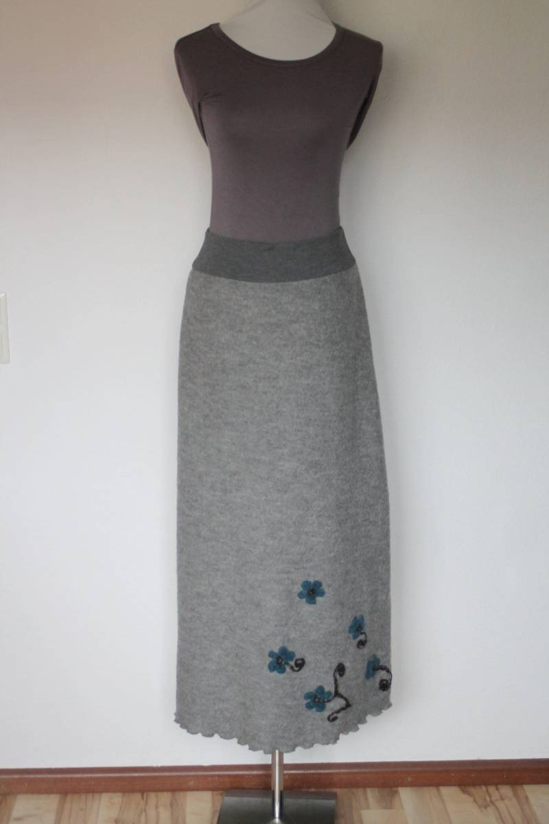 Maxirock Wollwalk Mittelgrau, Knöchellang, 100% Wolle, Mit Blumenapplikation Blau/Graubraun, Rollsaum, A-Form von HerzensKleiderStoffe