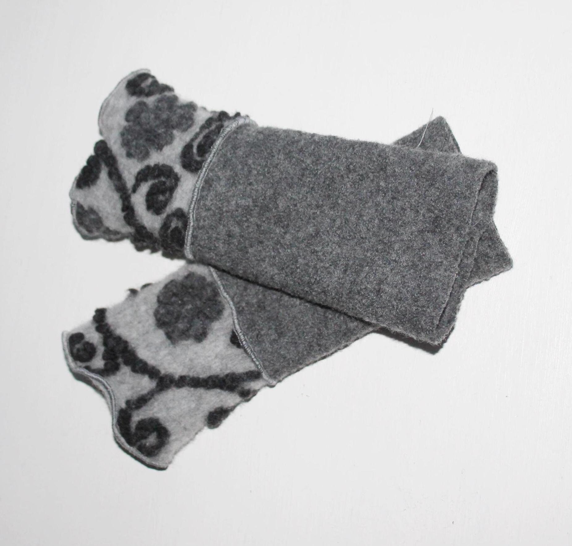 Pulswärmer Mit Daumenloch, Walk Mittelgrau, Vorne Musterwalk von HerzensKleiderStoffe