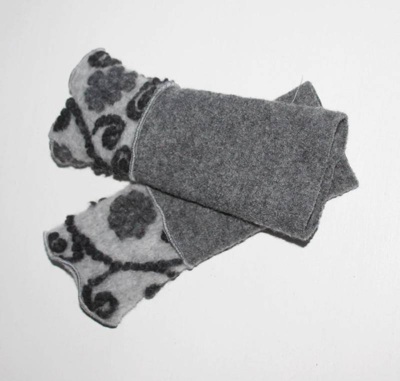 Pulswärmer Mit Daumenloch, Walk Mittelgrau, Vorne Musterwalk von HerzensKleiderStoffe