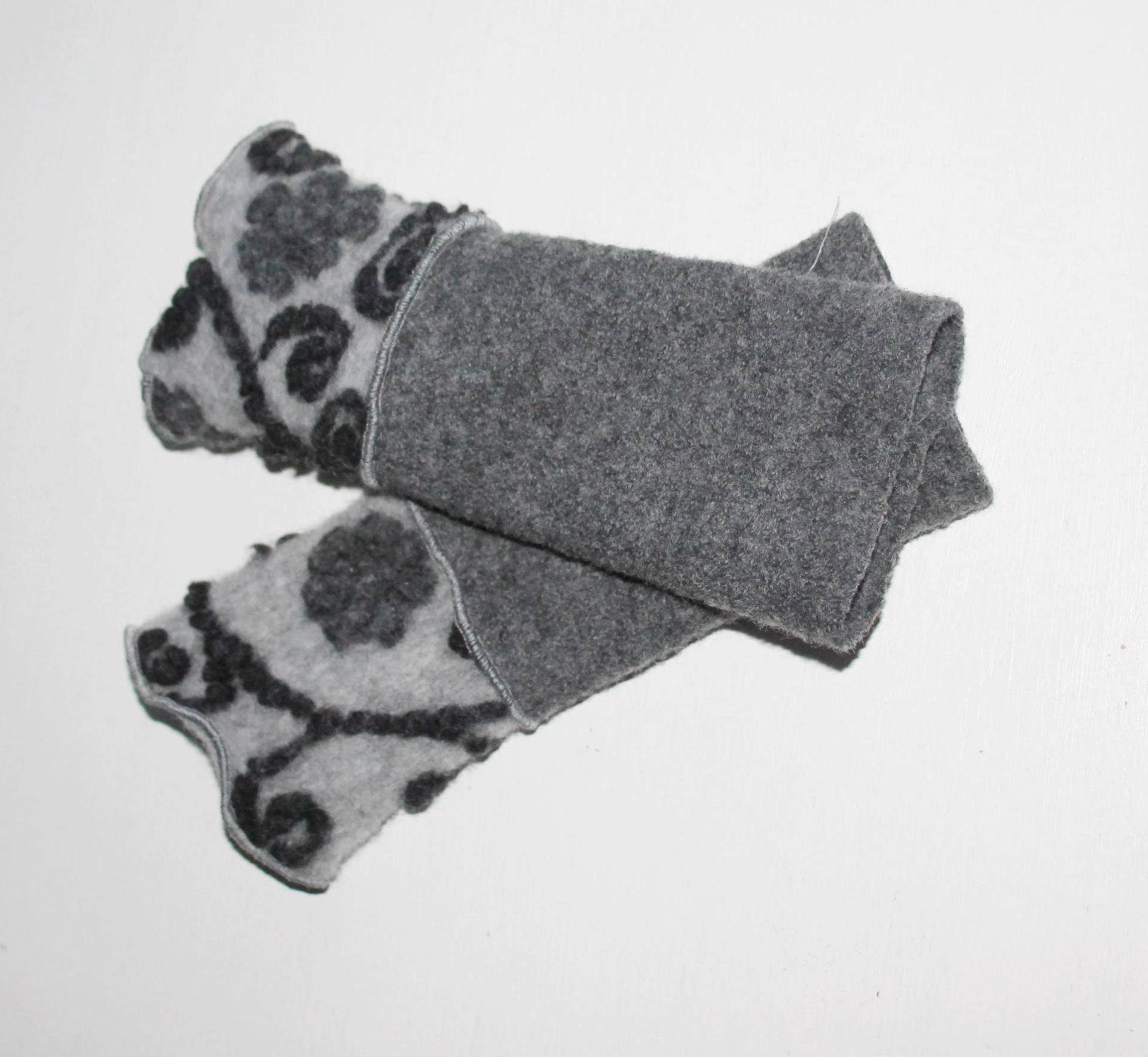 Pulswärmer Mit Daumenloch Walk Grau, Vorne Musterwalk Grauen Blumen von HerzensKleiderStoffe