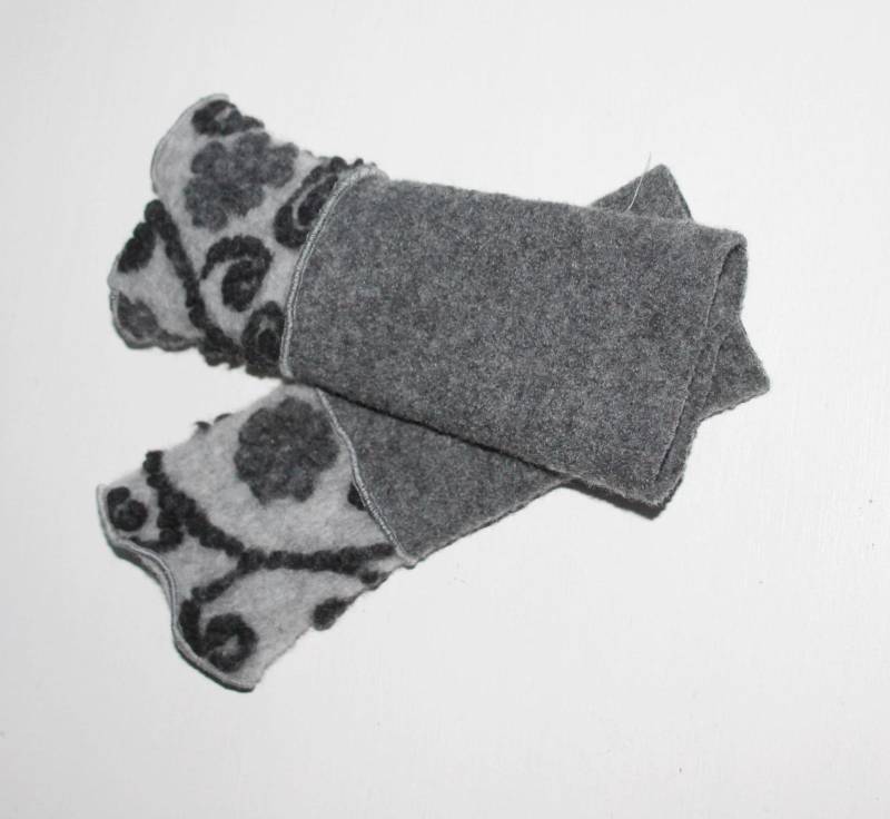 Pulswärmer Mit Daumenloch Walk Grau, Vorne Musterwalk Grauen Blumen von HerzensKleiderStoffe