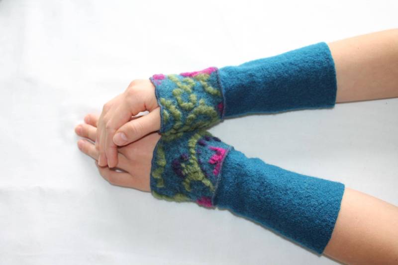 Pulswärmer Mit Daumenloch Wollwalk Blaupetrol, Vorne Musterwalk Beerefarbenen Blumen & Grünen Ranken von HerzensKleiderStoffe