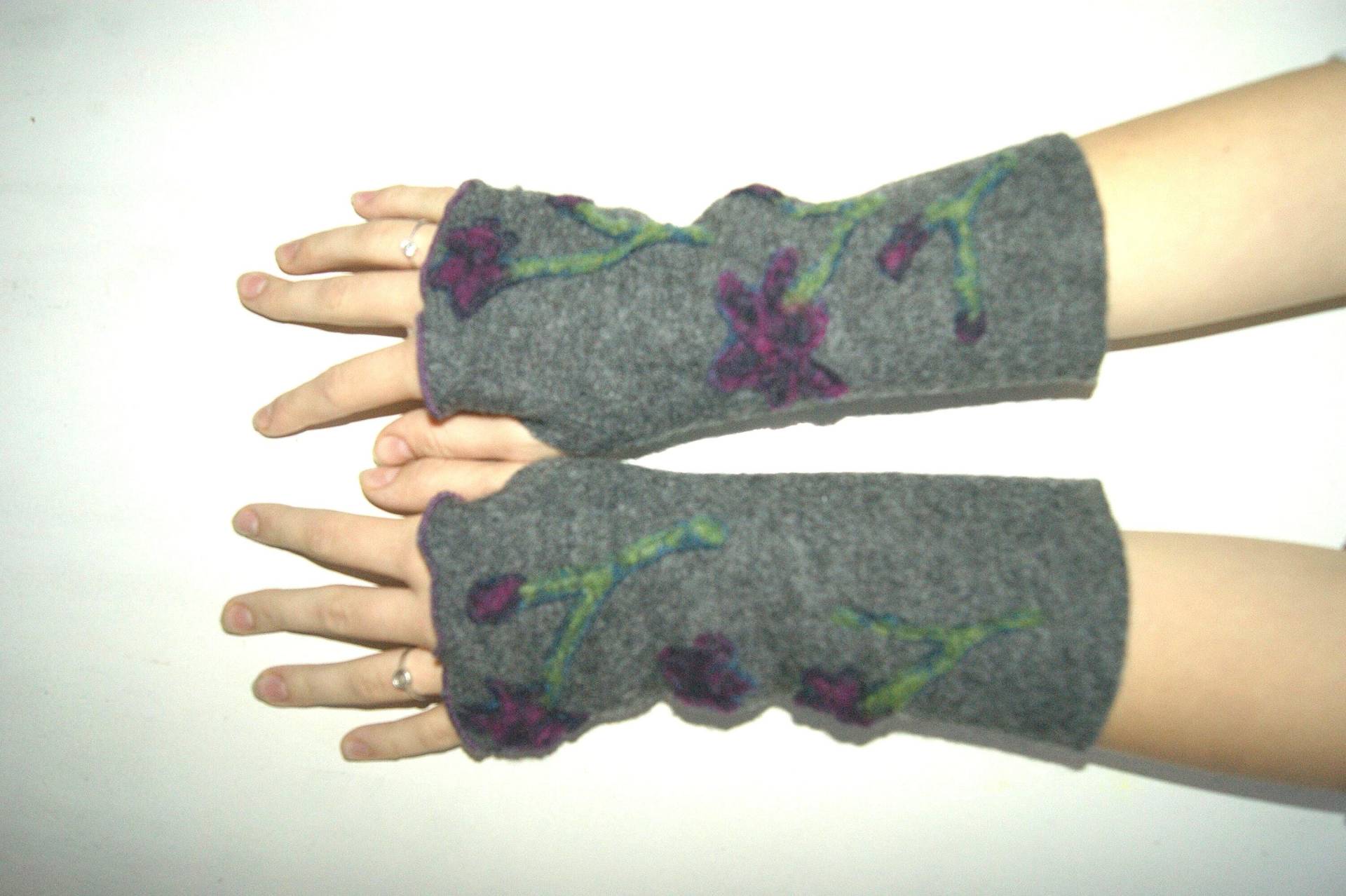 Pulswärmer Wollwalk Grau Blumen Bunt Daumenloch S-L von HerzensKleiderStoffe