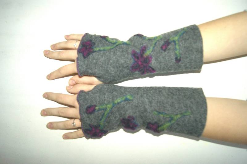 Pulswärmer Wollwalk Grau Blumen Bunt Daumenloch S-L von HerzensKleiderStoffe