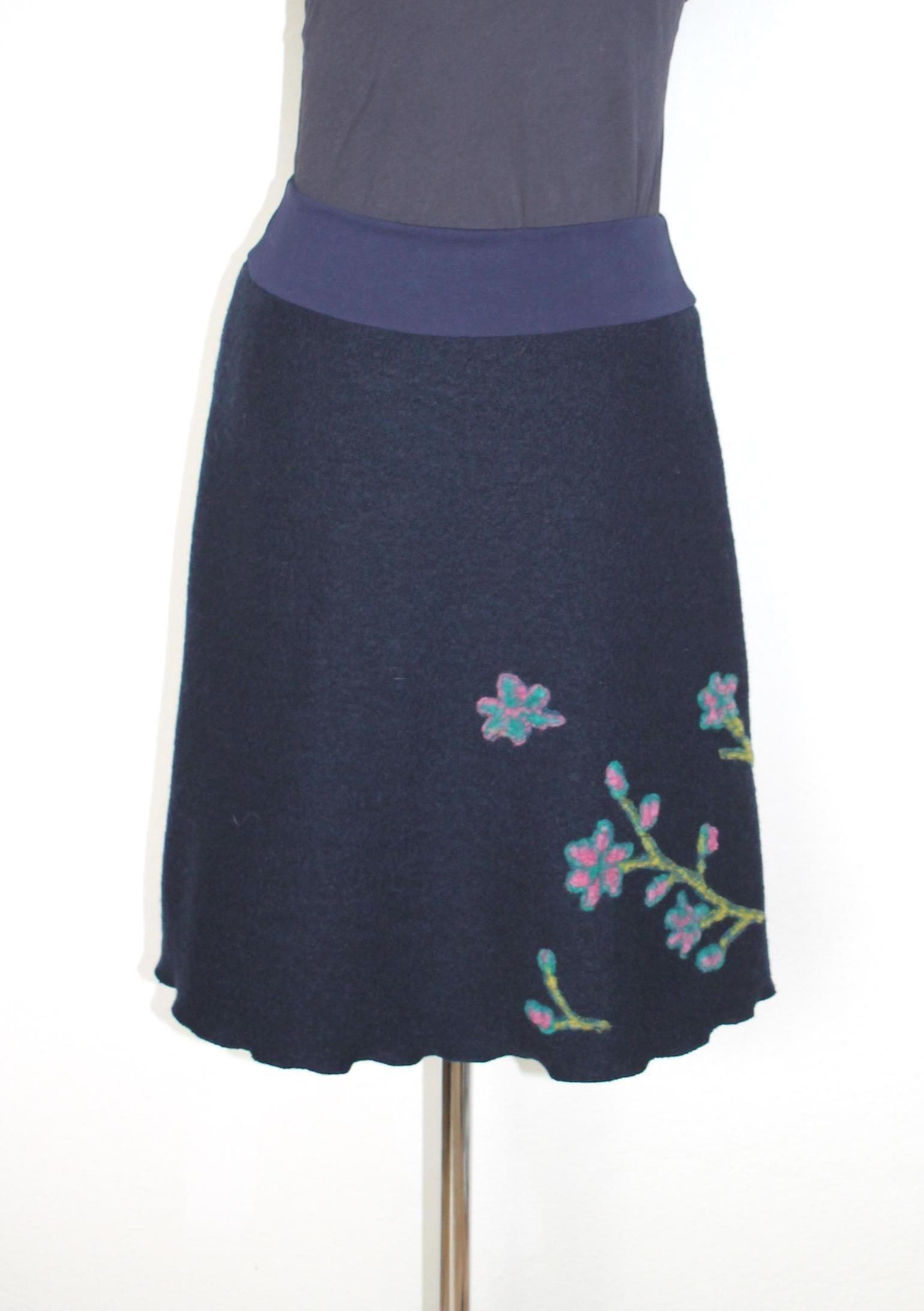 Rock Dunkelblau Wolle | 100% Knielang, Blumenapplikation Türkis/Rosa, A-Form, Rollsaum von HerzensKleiderStoffe