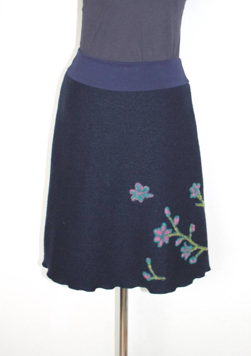 Rock Dunkelblau Wolle | 100% Knielang, Blumenapplikation Türkis/Rosa, A-Form, Rollsaum von HerzensKleiderStoffe