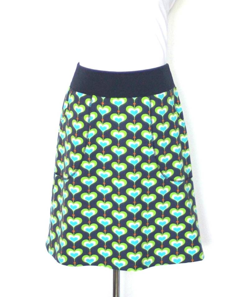 Rock Mit Taschen, A-Form, Baumwolljersey Retromuster Herzen Dunkelblau/Hellgrün, Knielang von HerzensKleiderStoffe