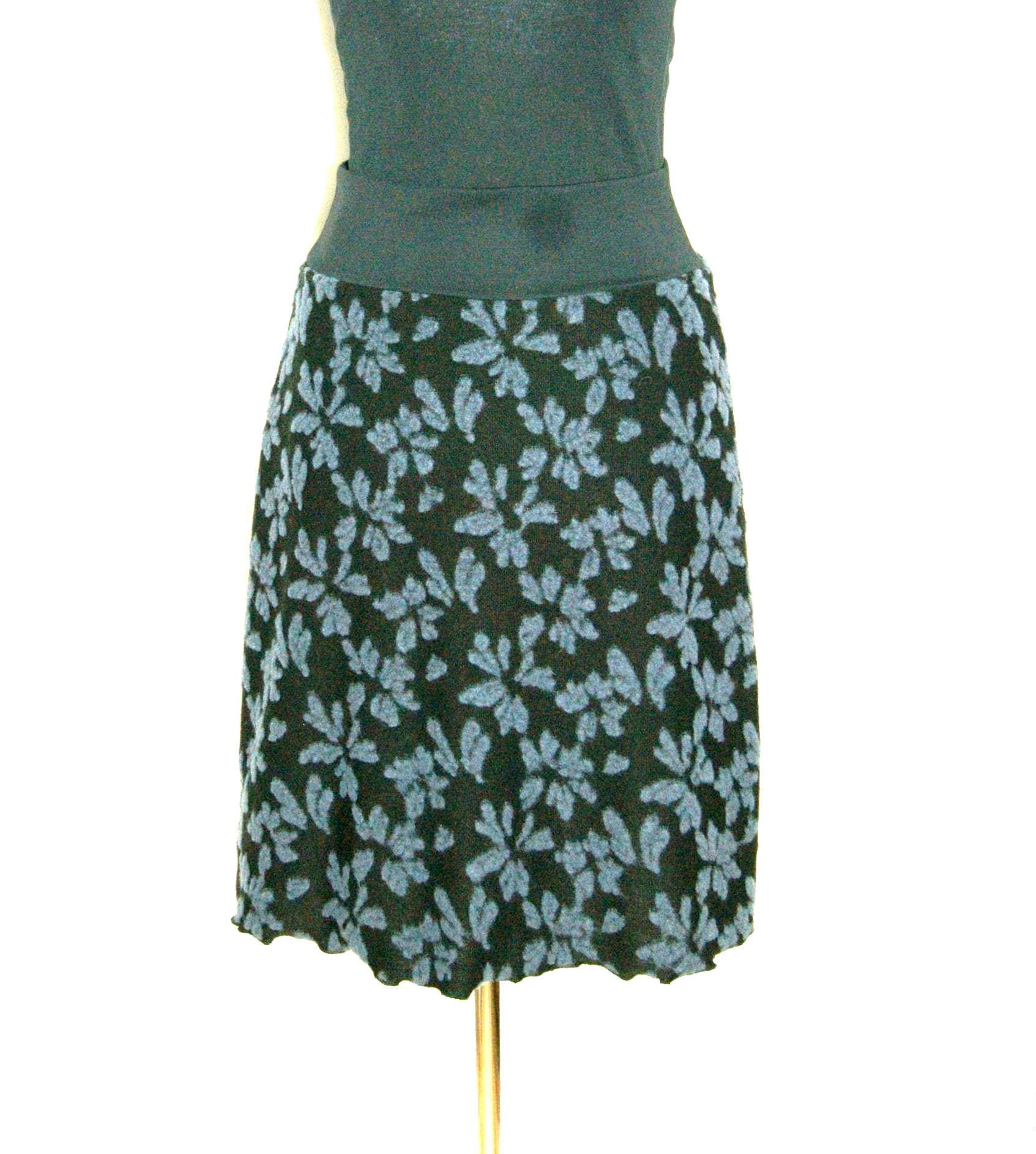 Rock Viskose-strickjersey Schwarz Rauchblaue Wolleblumen, Knielang, A-Form von HerzensKleiderStoffe