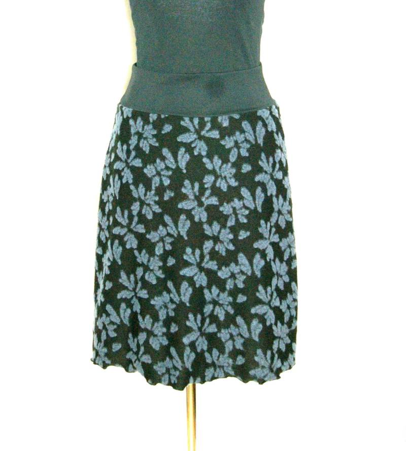 Rock Viskose-strickjersey Schwarz Rauchblaue Wolleblumen, Knielang, A-Form von HerzensKleiderStoffe