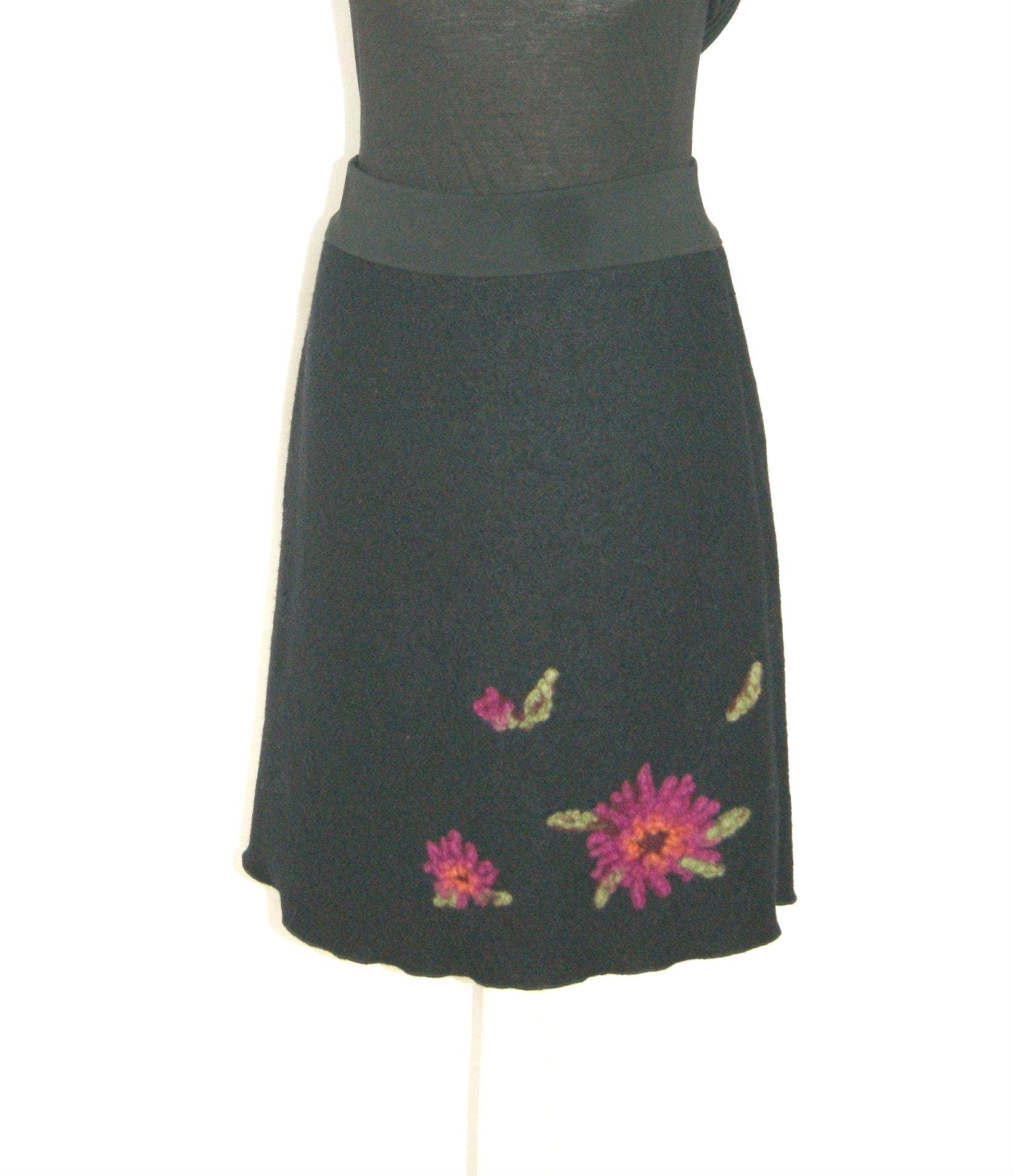 Rock Wolle, Knielang, A-Form, Schwarz Mit Blumenapplikation, Wollwalk, Rollsaum von HerzensKleiderStoffe