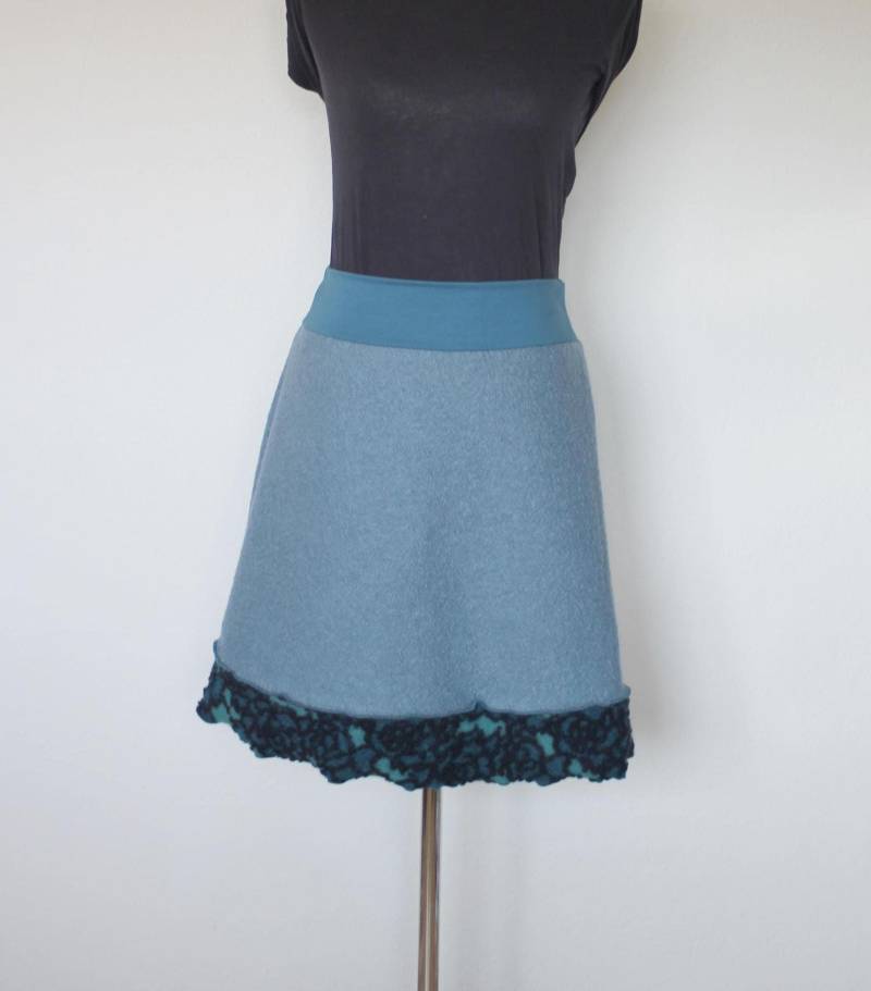 Rock Wolle Himmelblau/Eisblau Mit Borte Musterwalk Blau Muster, Materialmix, Knielang von HerzensKleiderStoffe