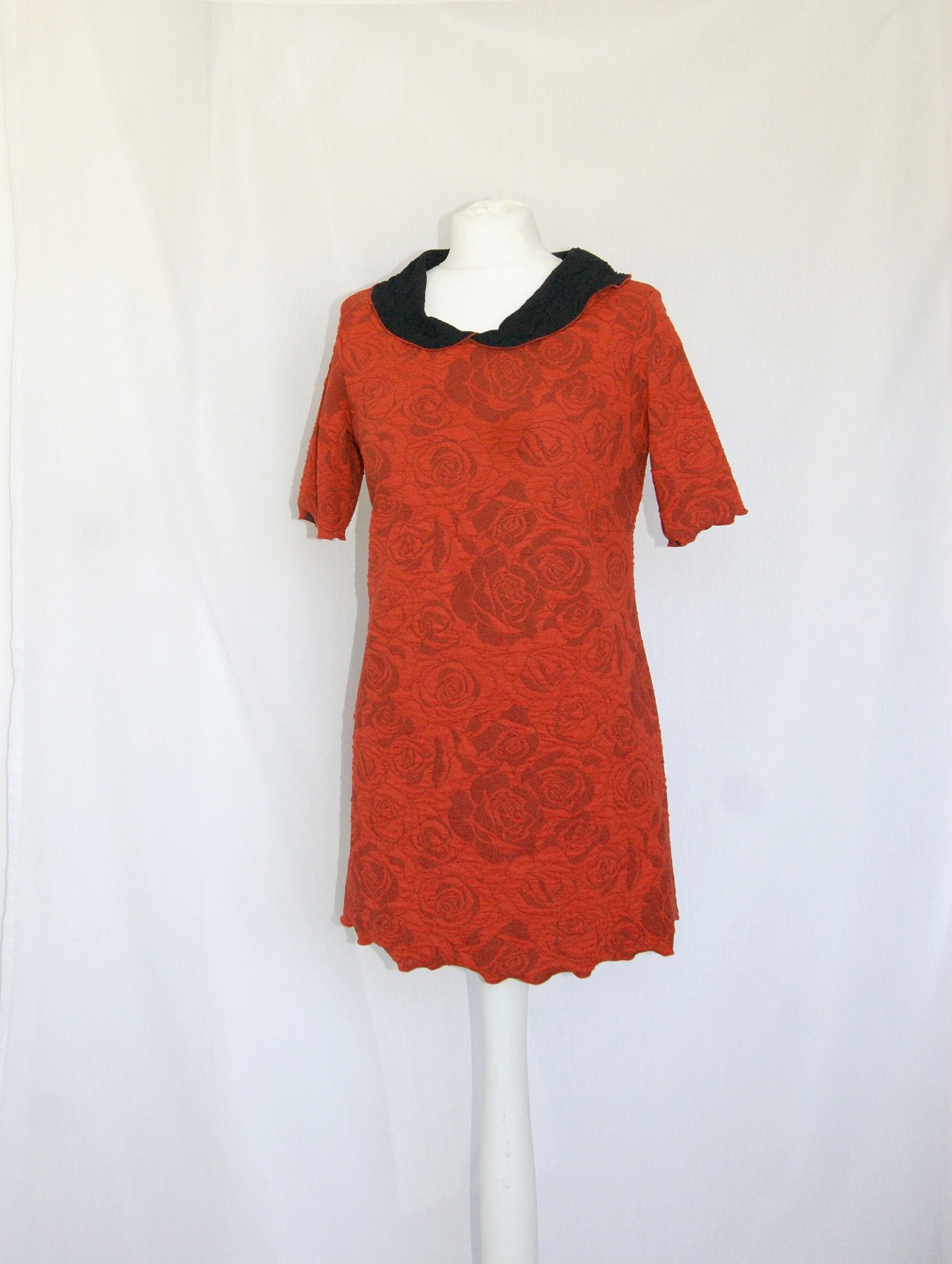 Shirt 3/4 Arm Cloqué-Jersey Rosen Hellrot Mit Kragen Schwarz von HerzensKleiderStoffe