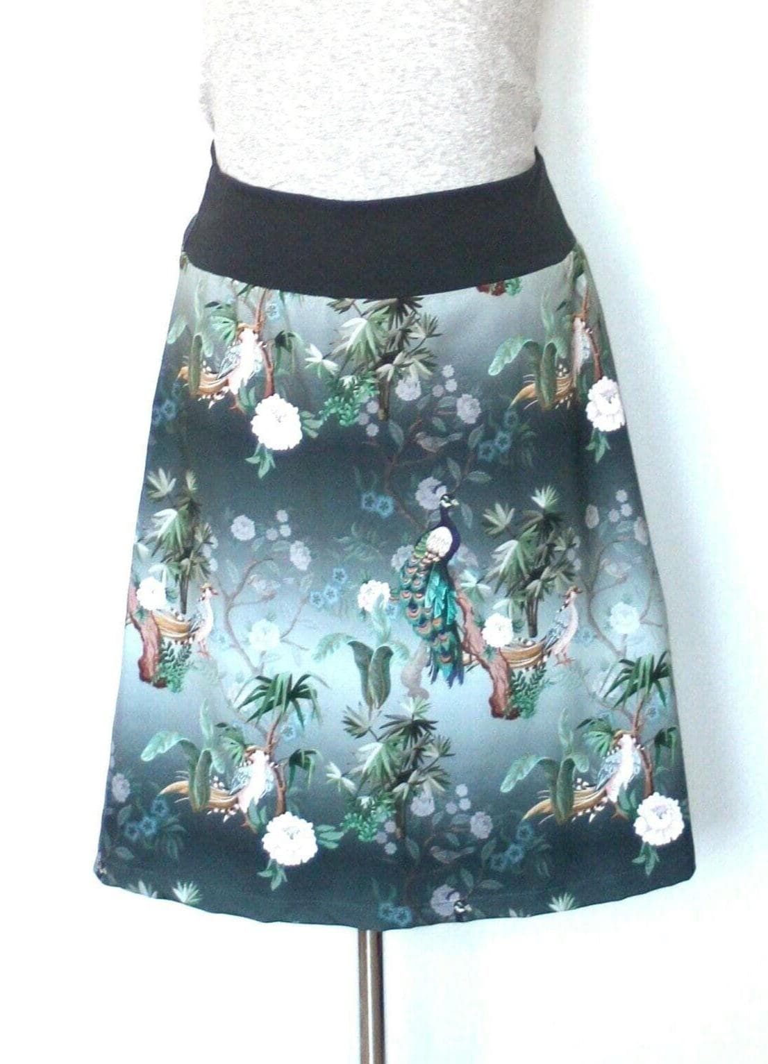 Taillenrock Baumwolljersey A-Form Mit Pfauen Farbverlauf Blaugrau Hell/Dunkel von HerzensKleiderStoffe