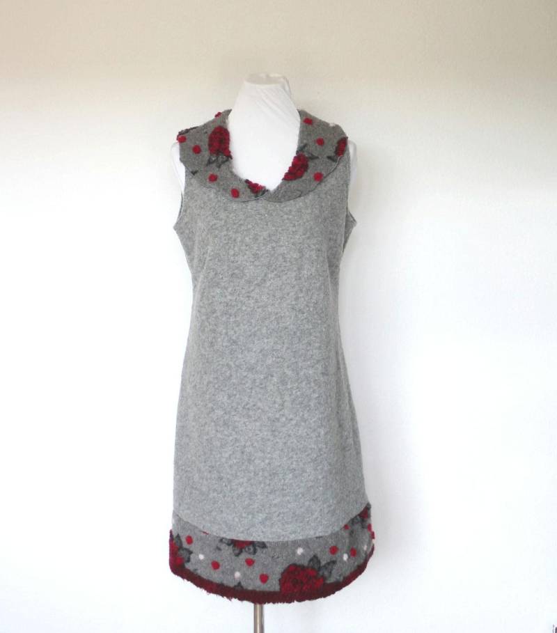 Wollkleid Mittelgrau Mit Kragen Und Borte Musterwalk, Rote Blumen & Dots, Ärmellos, Materialmix von HerzensKleiderStoffe