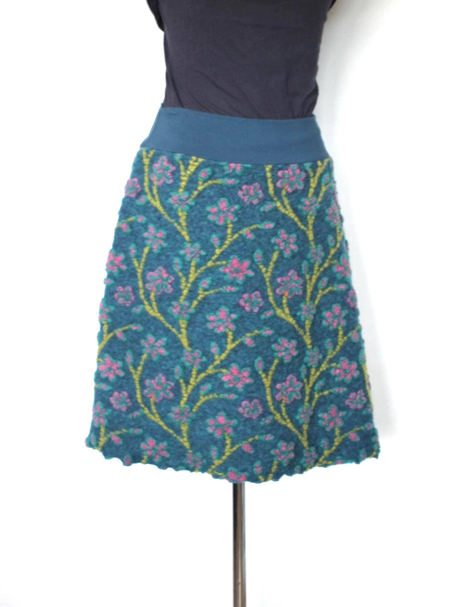 Wollrock A-Form, Wollwalk Blumen & Ranken Rosa Auf Türkisblau, Knielang, Wollrock, Blumenwalk Xs-Xl von HerzensKleiderStoffe