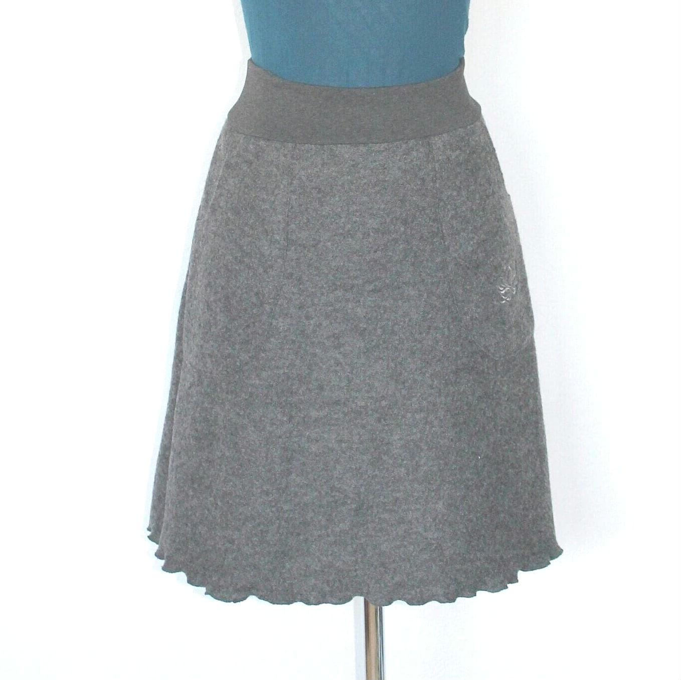 Wollrock Knielang Mittelgrau Mit Taschen, Eine Tasche Bestickt, Wählbar Verschiedene Varianten von HerzensKleiderStoffe