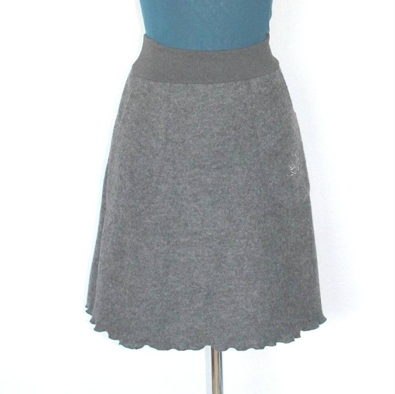 Wollrock Knielang Mittelgrau Mit Taschen, Eine Tasche Bestickt, Wählbar Verschiedene Varianten von HerzensKleiderStoffe