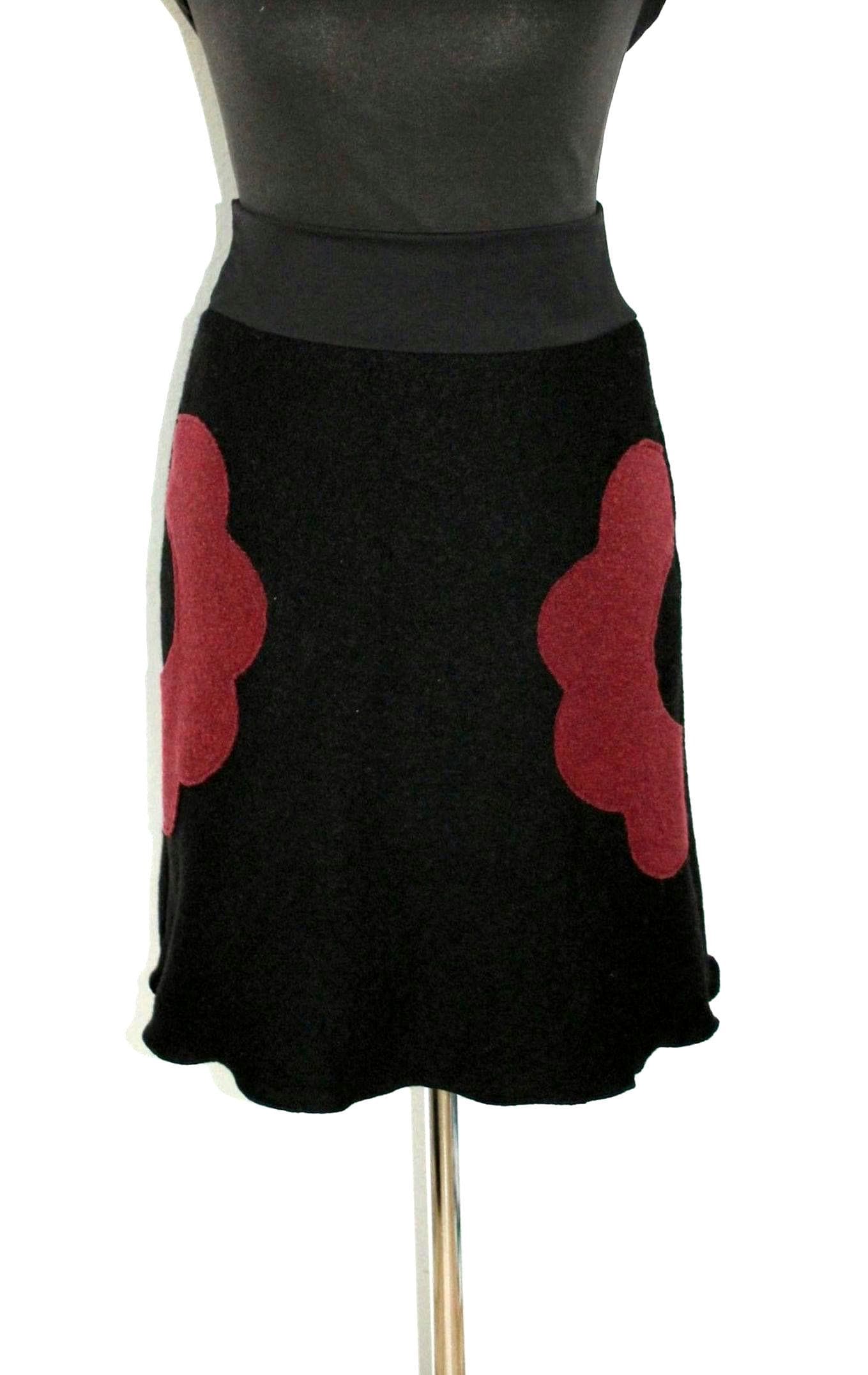 Wollrock Knielang Schwarz Mit Taschen in Blumenform Dunkelrot von HerzensKleiderStoffe