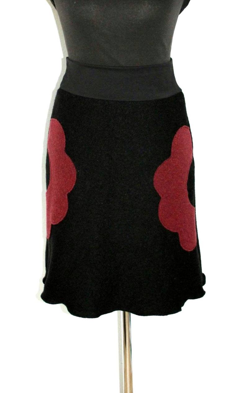 Wollrock Knielang Schwarz Mit Taschen in Blumenform Dunkelrot von HerzensKleiderStoffe