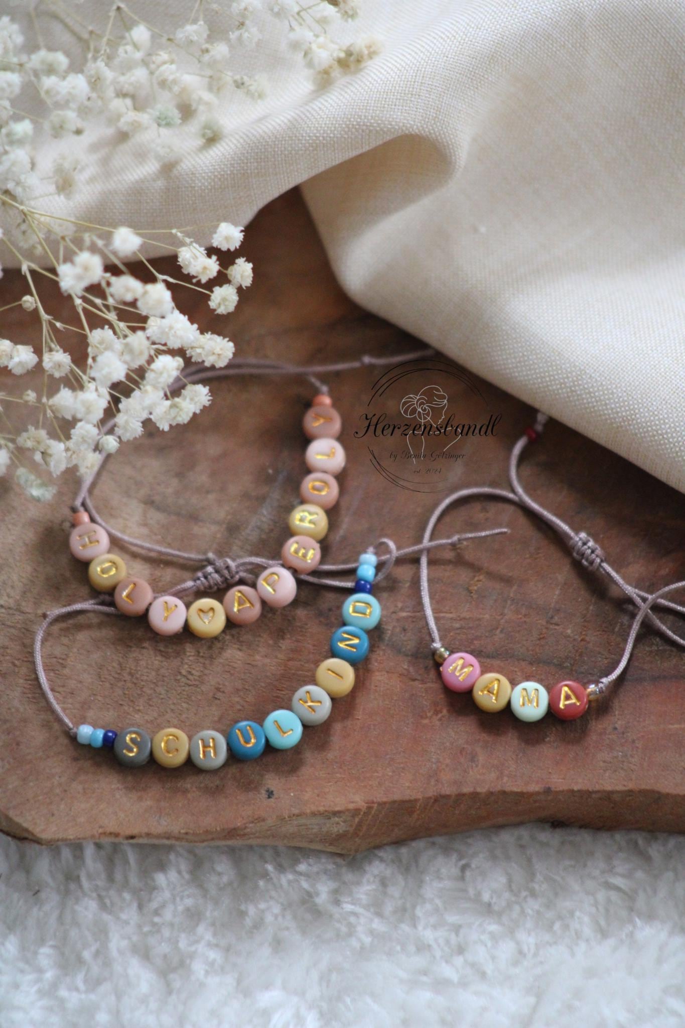 Personalisiertes Perlenarmband Mit Namen - Verstellbarer Verschluss Handgemachtes Armband Geschenk Für Mama & Kind von HerzensbandlbyBenita