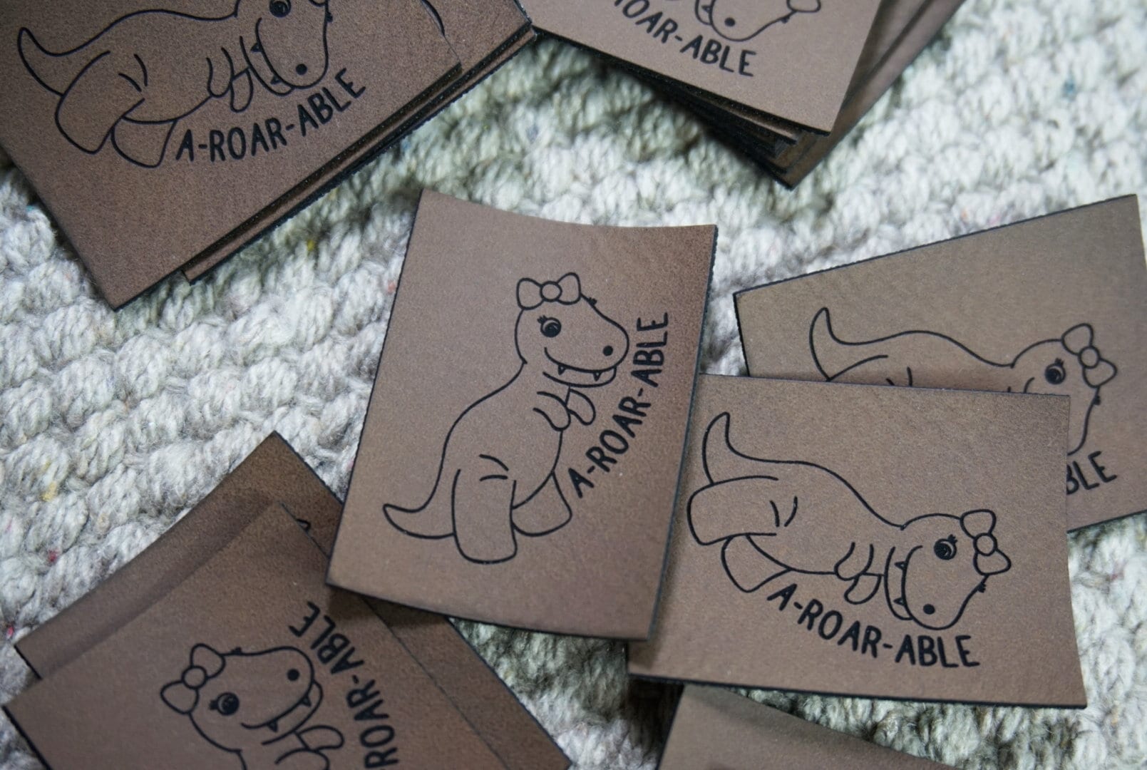 Aufnäher "A-Roar-Able" Dino - Applikation Mädchen Patch Tüddel Tüddelkram Dinosaurier Label von HerzensgeschenkebyDB