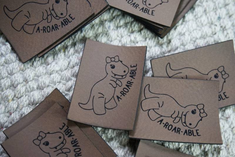 Aufnäher "A-Roar-Able" Dino - Applikation Mädchen Patch Tüddel Tüddelkram Dinosaurier Label von HerzensgeschenkebyDB