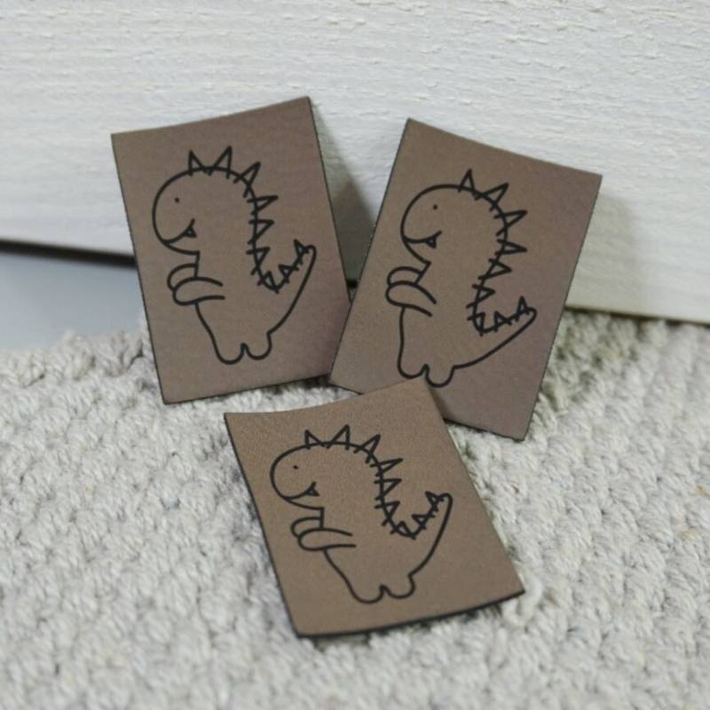 Aufnäher "Dino" - Applikation Label Etikett Patch Tüddel Tüddelkram Dinosaurier von HerzensgeschenkebyDB