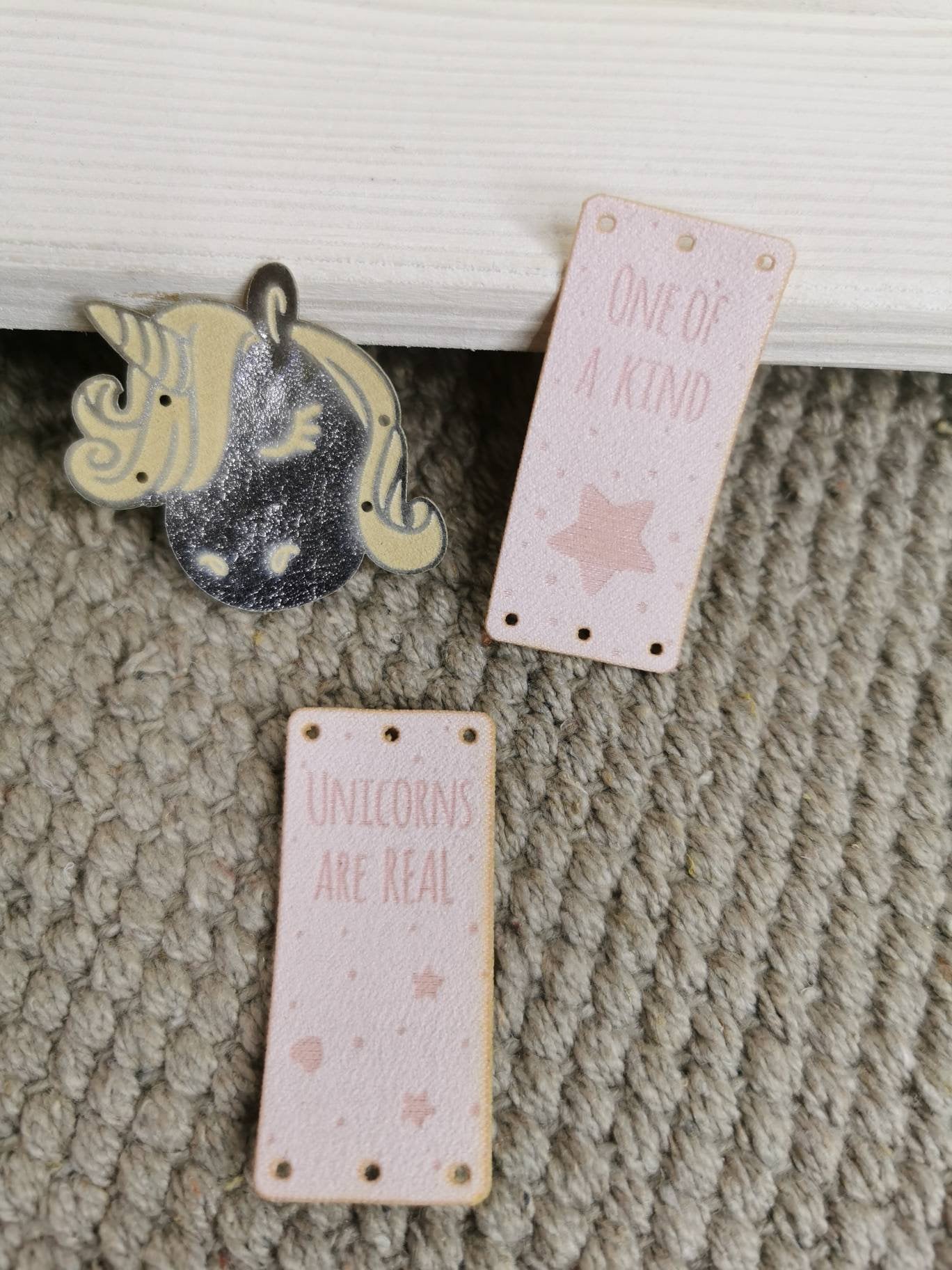 Aufnäher "Einhorn" - Applikation Label Etikett Unicorn Statement Wildlederimitat Kunstleder Silber Rosa von HerzensgeschenkebyDB