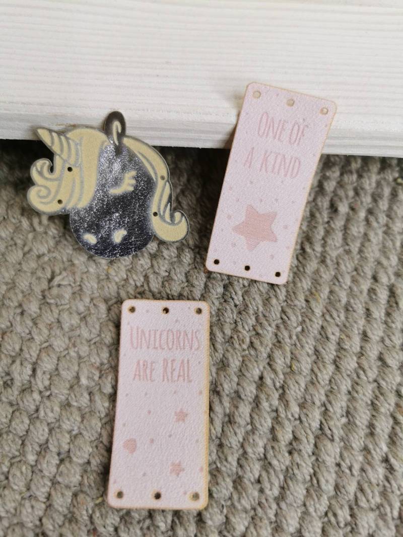 Aufnäher "Einhorn" - Applikation Label Etikett Unicorn Statement Wildlederimitat Kunstleder Silber Rosa von HerzensgeschenkebyDB