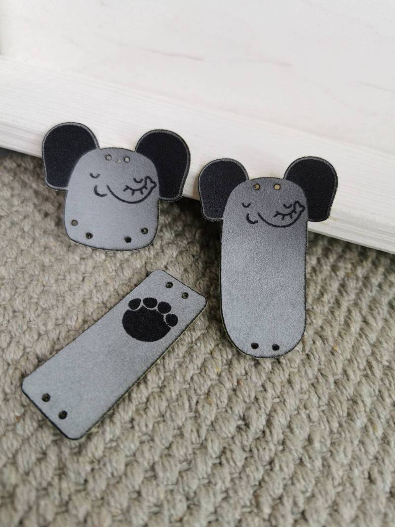 Aufnäher Elefant - Applikation Label Wildlederimitat Grau Aufnäher Elefant - Applikation Label Wildlederimitat Grau von HerzensgeschenkebyDB