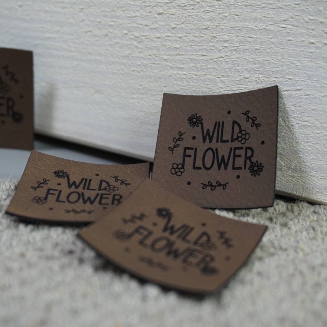 Aufnäher "Wild Flower" ⋆ Patch Kunstleder Label Blumen Applikation Tüdddlkram von HerzensgeschenkebyDB